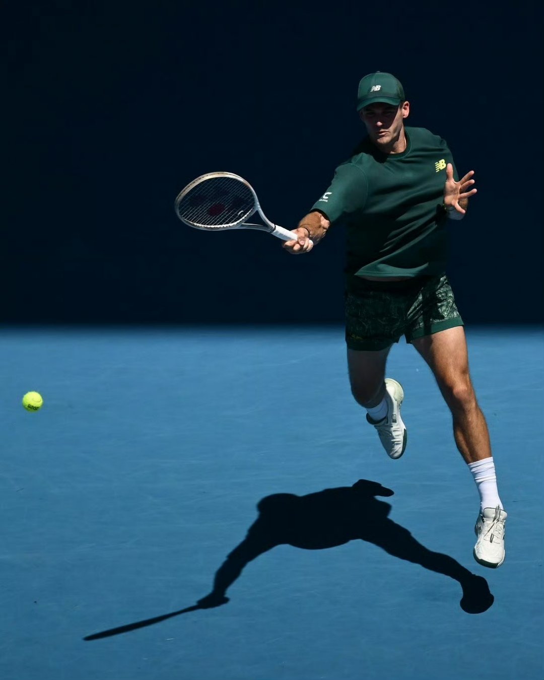 英国网球队爆冷西班牙网球队，兹维列夫爆发神勇的简单介绍