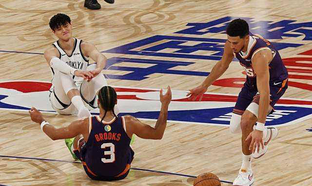 澳大利亚男篮逆转雷霆，布克送出助攻