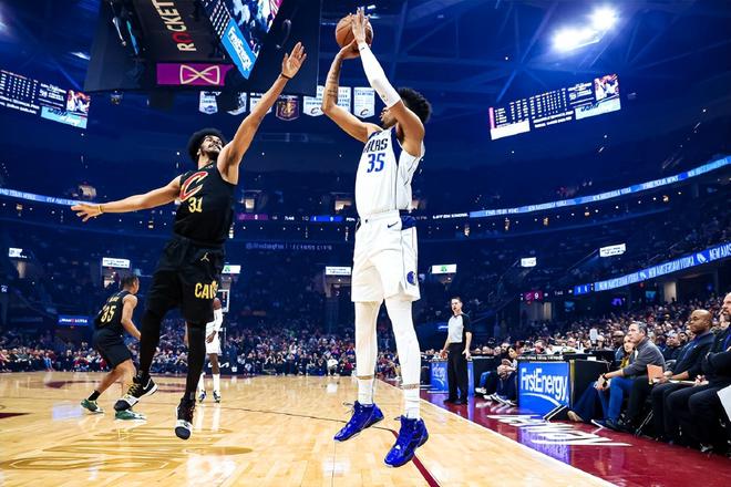 独行侠险胜辽宁队，米切尔关键制胜