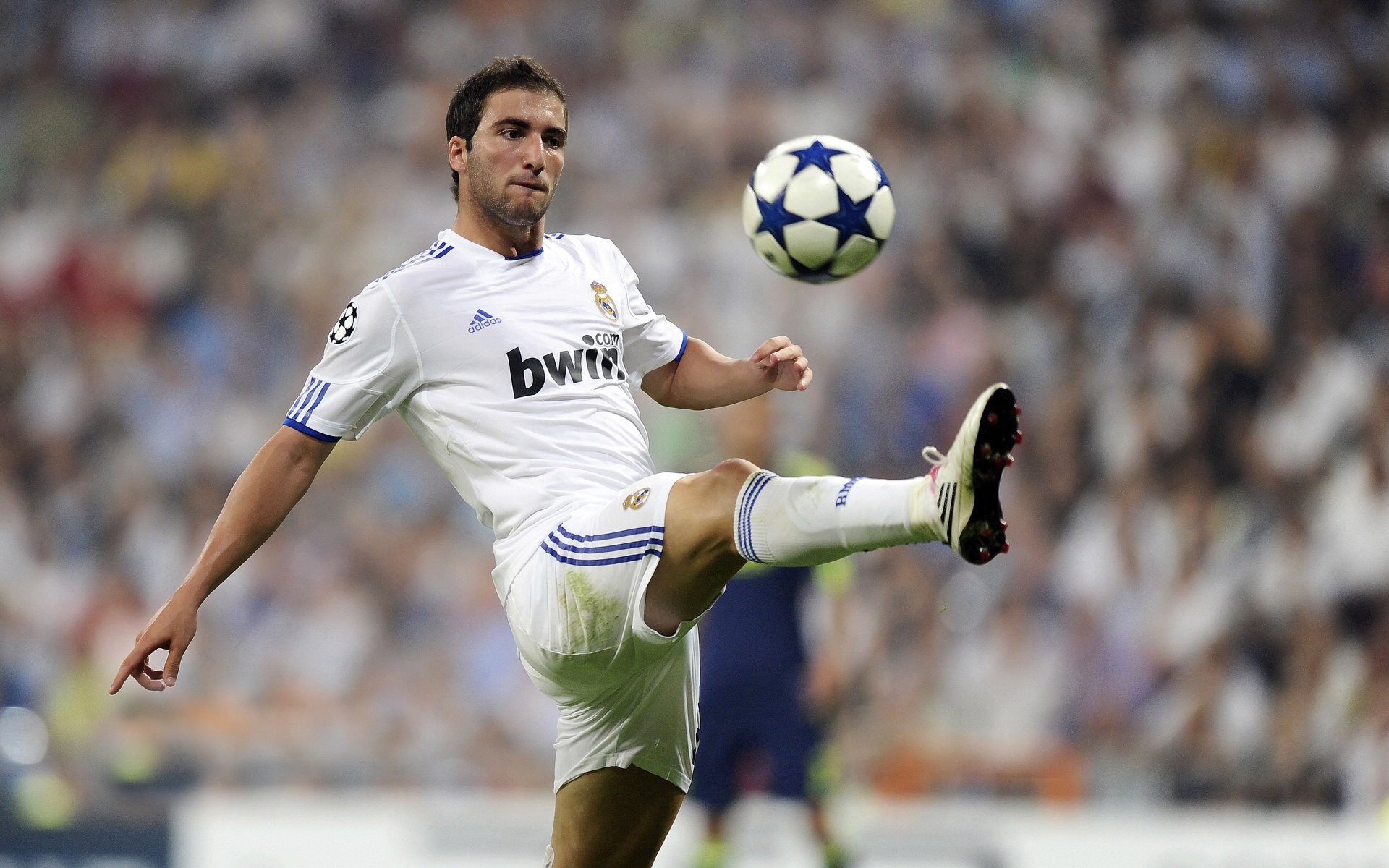 隐形双翼，当红牛二队用小预算扳倒巨人，周冠宇成为那把最锋利的剃刀