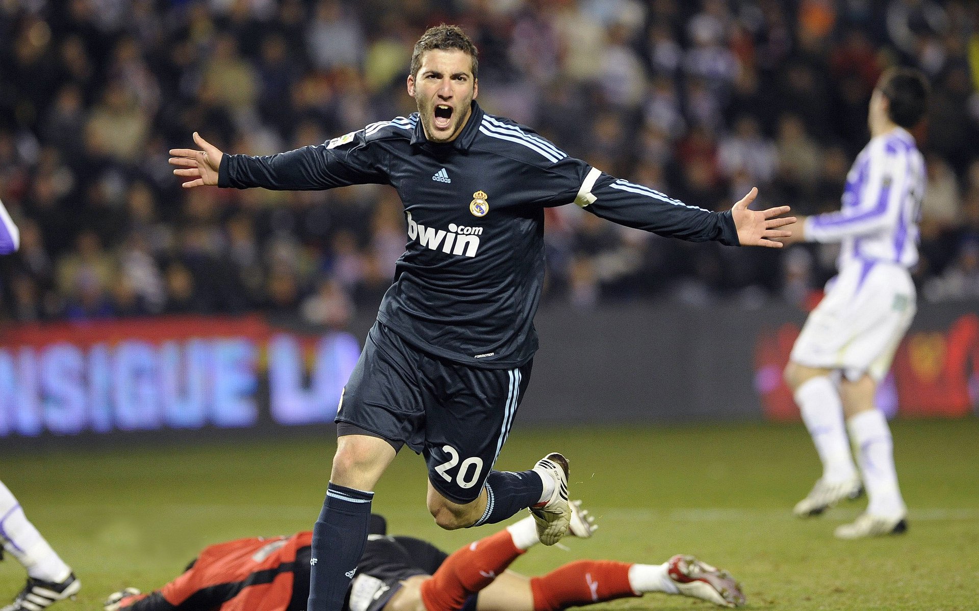 双面叙事,绿茵场上个体爆发与集体协奏的辩证术